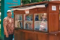 FOTO: Penulis Mendekatkan Buku kepada Pembacanya