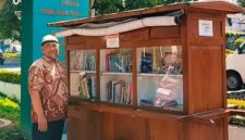 FOTO: Penulis Mendekatkan Buku kepada Pembacanya