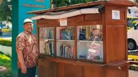FOTO: Penulis Mendekatkan Buku kepada Pembacanya
