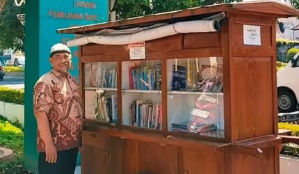 FOTO: Penulis Mendekatkan Buku kepada Pembacanya