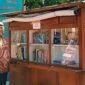 FOTO: Penulis Mendekatkan Buku kepada Pembacanya