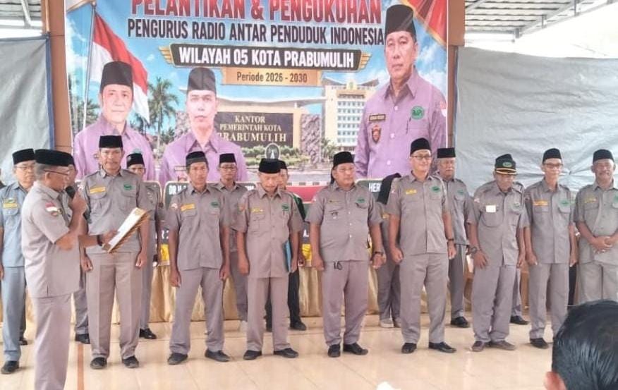 FOTO: Pengurus Radio Antar Penduduk Indonesia (RAPI) Wilayah 05 Kota Prabumulih periode 2026 - 2030 resmi dilantik dan dikukuhkan di Gedung Serba Guna Perumnas Sukajadi, Kecamatan Prabumulih Timur, Kota Prabumulih, Sumatera Selatan, Sabtu (26/9/2026). (Dok. Internal Andre Hariyanto/SUARA UTAMA)