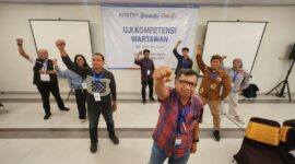 Keterangan Foto: Andre Hariyanto, CFNLP memakai baju batik coklat (wartawan muda), dinyatakan kompeten dan lulus Uji Kompetensi Wartawan yang diselenggarakan oleh LUKW Kompas, Kompas Gramedia, Google, dan Dewan Pers pada 18–19 September 2026 di Hotel Amaris, Surabaya, Jawa Timur. (Dok. Pribadi)