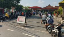 FOTO: Antrean BBM Mengular di Denpasar dan Badung, Pengelola SPBU Ungkap Kendala Pasokan (Sang Gede Purnama/SUARA UTAMA)