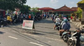 FOTO: Antrean BBM Mengular di Denpasar dan Badung, Pengelola SPBU Ungkap Kendala Pasokan (Sang Gede Purnama/SUARA UTAMA)