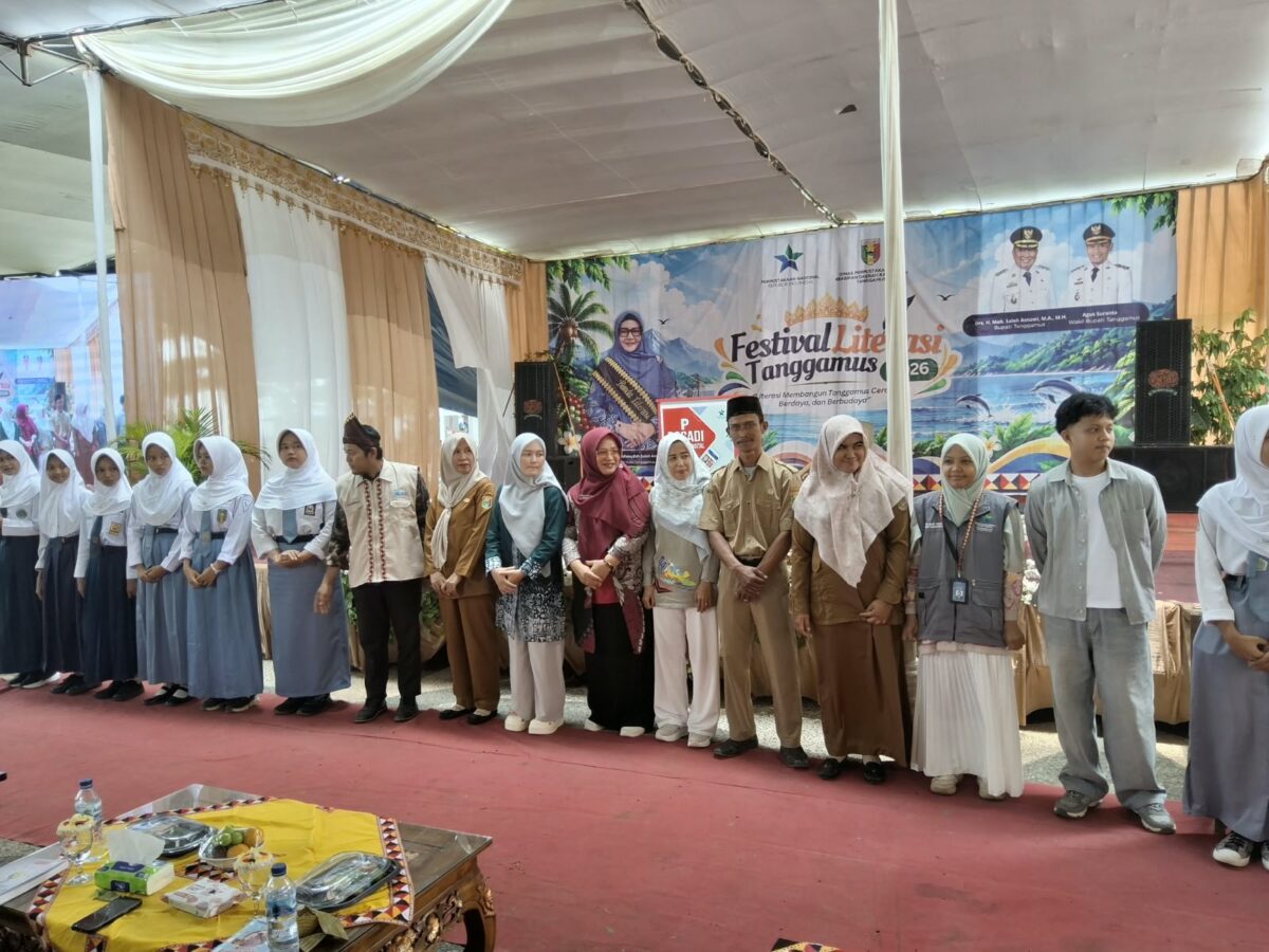 FOTO: Bupati Saleh Asnawi Buka Festival Literasi Tanggamus 2026 di Pantai Muara Indah (Akhmadi Sumaryanto/SUARA UTAMA)