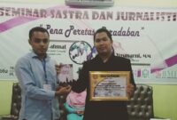 FOTO: Andre Hariyanto (kanan) memegang sertifikat penghargaan sebagai pembicara dan penulis. Ia merupakan Master Trainer AR Learning Center sekaligus penulis buku Mutiara Hikmah. (Dok. Pribadi/SUARA UTAMA)
