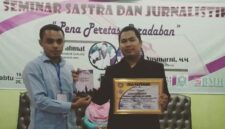 FOTO: Andre Hariyanto (kanan) memegang sertifikat penghargaan sebagai pembicara dan penulis. Ia merupakan Master Trainer AR Learning Center sekaligus penulis buku Mutiara Hikmah. (Dok. Pribadi/SUARA UTAMA)
