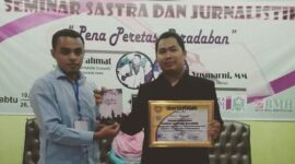 FOTO: Andre Hariyanto (kanan) memegang sertifikat penghargaan sebagai pembicara dan penulis. Ia merupakan Master Trainer AR Learning Center sekaligus penulis buku Mutiara Hikmah. (Dok. Pribadi/SUARA UTAMA)
