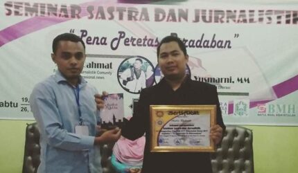 FOTO: Andre Hariyanto (kanan) memegang sertifikat penghargaan sebagai pembicara dan penulis. Ia merupakan Master Trainer AR Learning Center sekaligus penulis buku Mutiara Hikmah. (Dok. Pribadi/SUARA UTAMA)