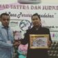 FOTO: Andre Hariyanto (kanan) memegang sertifikat penghargaan sebagai pembicara dan penulis. Ia merupakan Master Trainer AR Learning Center sekaligus penulis buku Mutiara Hikmah. (Dok. Pribadi/SUARA UTAMA)

