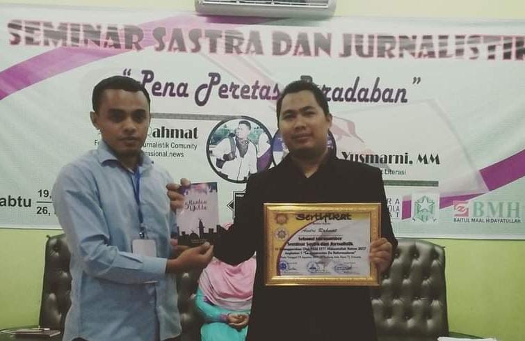 FOTO: Andre Hariyanto (kanan) memegang sertifikat penghargaan sebagai pembicara dan penulis. Ia merupakan Master Trainer AR Learning Center sekaligus penulis buku Mutiara Hikmah. (Dok. Pribadi/SUARA UTAMA)