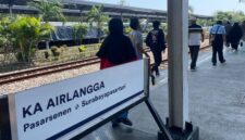 FOTO: Papan petunjuk perjalanan Kereta Api (KA) Airlangga dengan relasi Stasiun Pasar Senen, Jakarta, menuju Stasiun Surabaya Pasar Turi dan sebaliknya (PP). (Dok. Internal Andre Hariyanto/SUARA UTAMA)