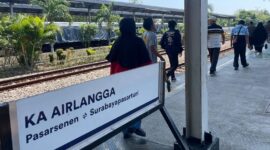 FOTO: Papan petunjuk perjalanan Kereta Api (KA) Airlangga dengan relasi Stasiun Pasar Senen, Jakarta, menuju Stasiun Surabaya Pasar Turi dan sebaliknya (PP). (Dok. Internal Andre Hariyanto/SUARA UTAMA)