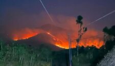 FOTO: Visual kebakaran di kawasan gugusan Gunung Arjuno–Welirang yang terlihat dari Desa Wonorejo, Kecamatan Lawang, Kabupaten Malang, Jawa Timur, tepatnya di sekitar base camp pendakian Gunung Lincing, Senin (19/10/2026). (Dok. Andre Hariyanto/SUARA UTAMA)
