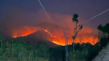 FOTO: Visual kebakaran di kawasan gugusan Gunung Arjuno–Welirang yang terlihat dari Desa Wonorejo, Kecamatan Lawang, Kabupaten Malang, Jawa Timur, tepatnya di sekitar base camp pendakian Gunung Lincing, Senin (19/10/2026). (Dok. Andre Hariyanto/SUARA UTAMA)