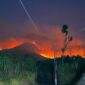 FOTO: Visual kebakaran di kawasan gugusan Gunung Arjuno–Welirang yang terlihat dari Desa Wonorejo, Kecamatan Lawang, Kabupaten Malang, Jawa Timur, tepatnya di sekitar base camp pendakian Gunung Lincing, Senin (19/10/2026). (Dok. Andre Hariyanto/SUARA UTAMA)