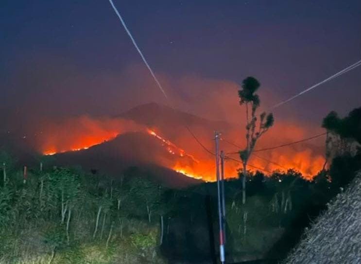FOTO: Visual kebakaran di kawasan gugusan Gunung Arjuno–Welirang yang terlihat dari Desa Wonorejo, Kecamatan Lawang, Kabupaten Malang, Jawa Timur, tepatnya di sekitar base camp pendakian Gunung Lincing, Senin (19/10/2026). (Dok. Andre Hariyanto/SUARA UTAMA)