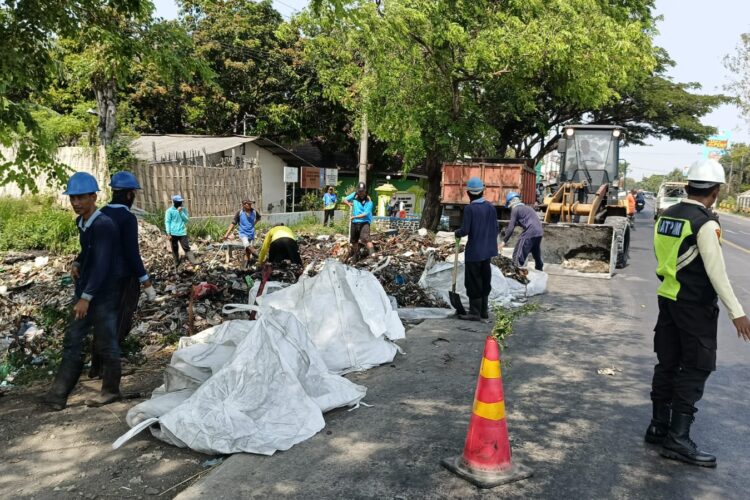 Pasca Pemberitaan Pabrik PT Sasa Inti Gending Bersihkan Sampah di Area Irigasi, Petani Meminta OPD melakukan Investigasi