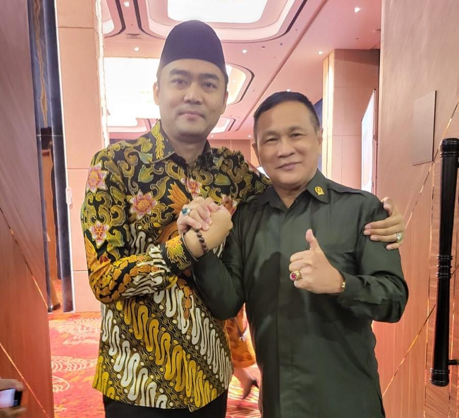 FOTO: Ketua Dewan Pakar Media SUARA UTAMA Kolonel (Purn) Oktovianus Karundeng bersama Staf Khusus Menteri Agama H. Gugun Gumilar, Ph.D., dalam pertemuan silaturahmi dan diskusi di Hotel Novotel Pulomas, Jakarta, Jumat (30/10/2026). (Dok. Istimewa/SUARA UTAMA).